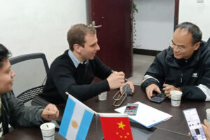 Engineers demonstrate products to Argentine customers.